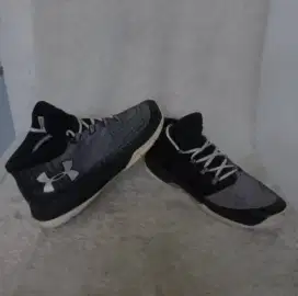 sepatu basket / sepatu under armour