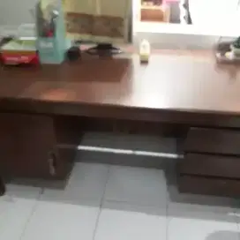 2 bh meja setengah biro dan 1 bh meja biro