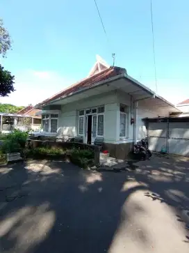 Langka!! Rumah Etnis Belanda Kawasan Premium Poros Jl Besar Ijen