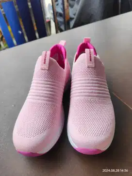 Sepatu Skechers wanita pink