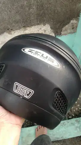 Jual helm merk zeus