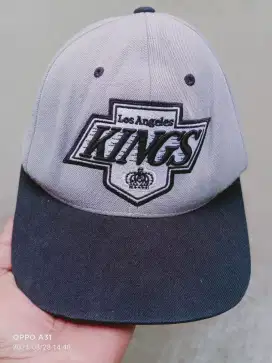 siapa tau ada yg minat sm topi KINGS Mitchell & ness Made in banglades