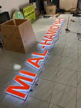 Costum huruf timbul akrilik