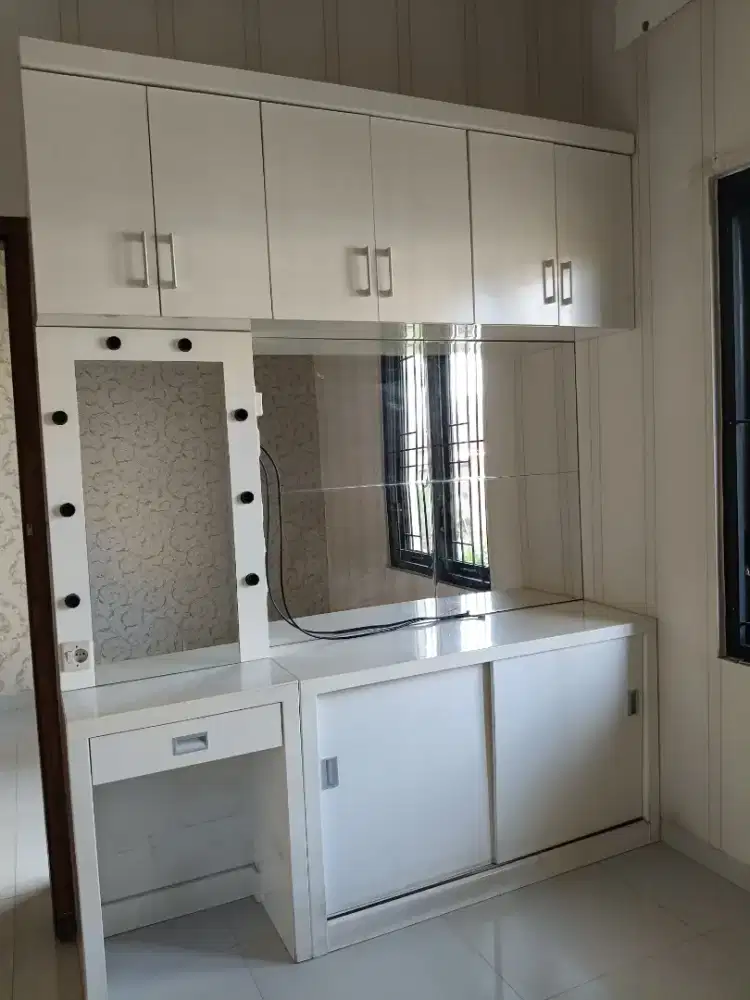 Wardrop meja rias dan meja tv preloved