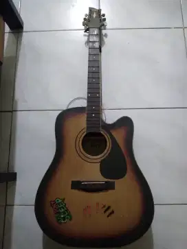 Dijual Gitar Merek Cort kondisi second.