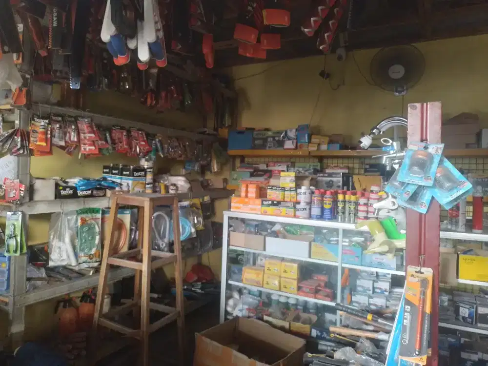 Kerja di toko material bangunan