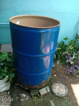 Drum Besi bekas pot kapasitas 200 liter