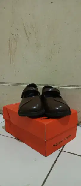 Sepatu vintage anak umur 8 tahun