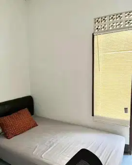 Kamar Kos Campur Pinggir Jalan Raya