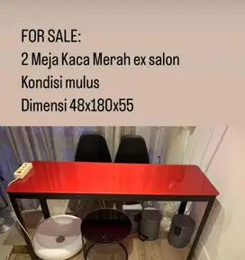 Meja nako kaca merah