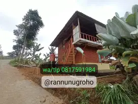 Kebun sayur, villa kayu, sungai kecil, kaki gunung