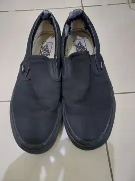 Sepatu Vans Slip On Black Classic Size 42,5