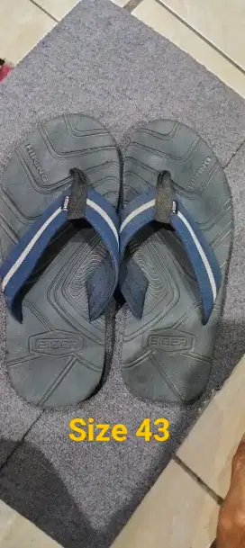 Sandal outdoor EIGER ada 2 pasang , no  43 borongan