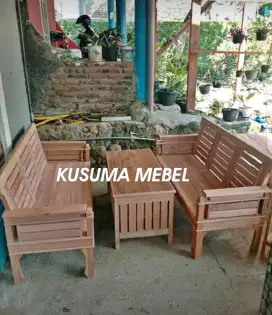 Meja kursi tamu