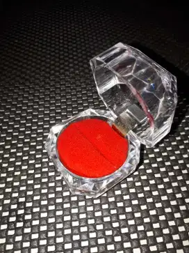 Tempat Display Cincin Akrilik Putih
