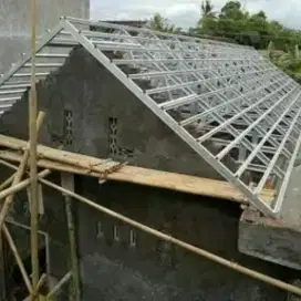 Pemasangan rangka atap baja ringan