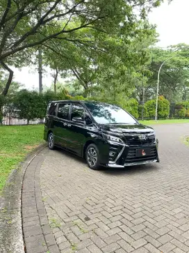 Toyota Voxy 2.0 AT 2018