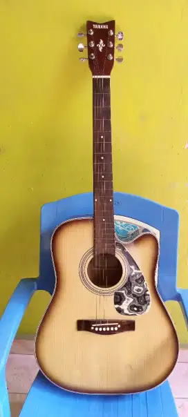 Gitar YAMAHA jumbo