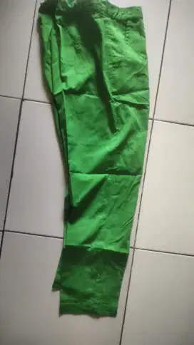 Celana panjang hijau masih baru