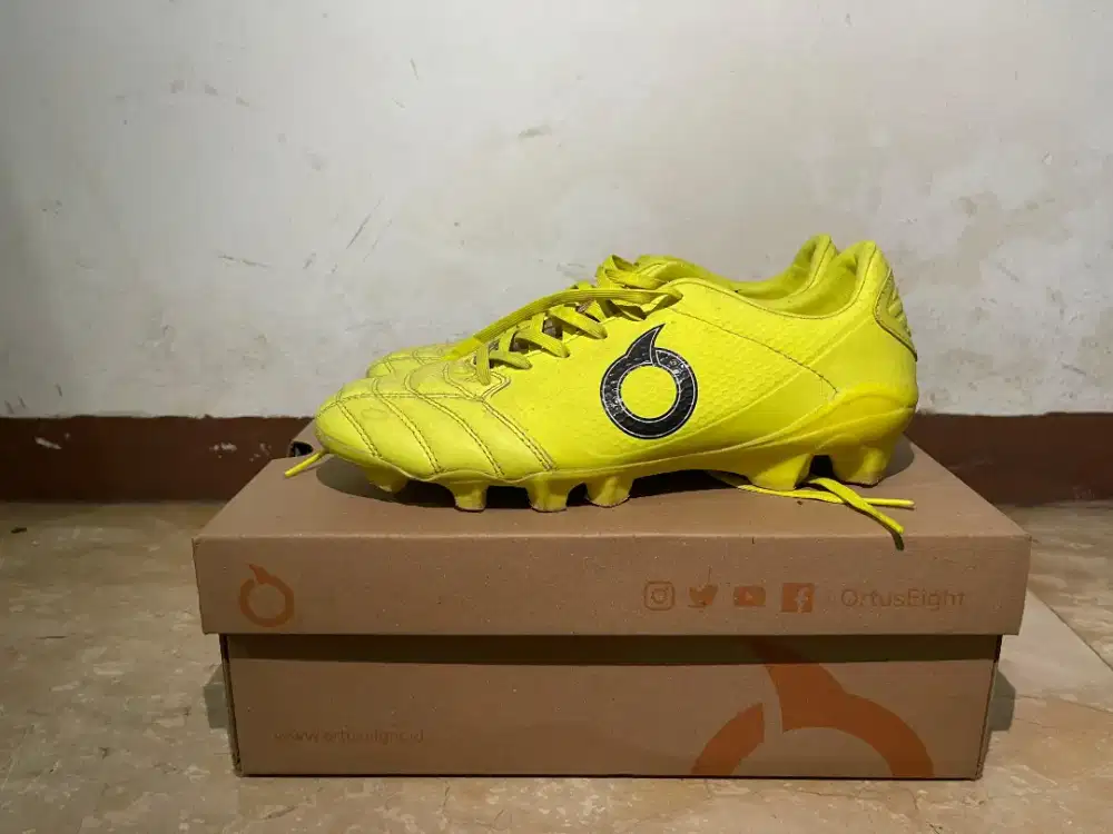 Sepatu Bola Ori