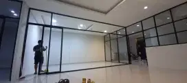 Partisi aluminium kaca custom, kusen pintu dan jendela aluminium