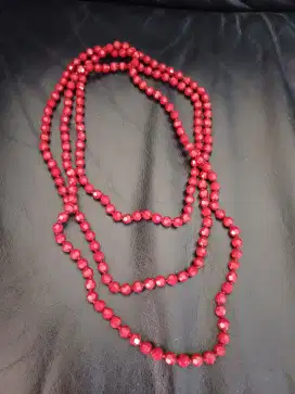 Kalung merah wanita