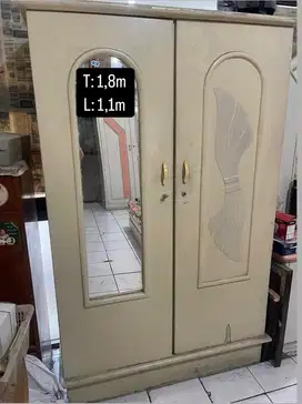 Lemari pakaian tebal