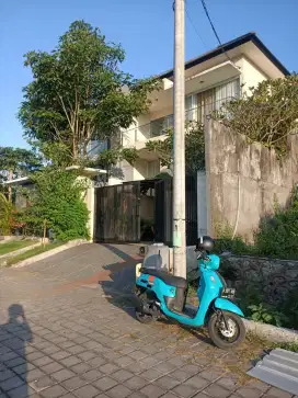 Di jual villa beserta isinya perlu renov, ada pool lt.2 hrg 4,8M