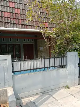Rumah strategis untuk usaha dan tempat tinggal