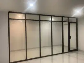 Pintu kaca dan alumunium