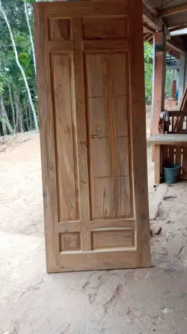 Di juwal daun pintu kayu jati