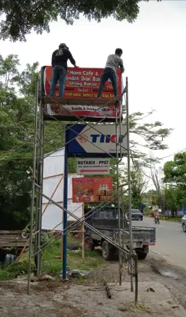 Dijual murah Neon box iklan jalan dengan  tiang pancang besi