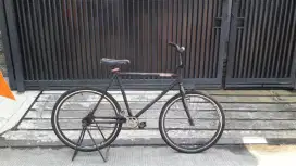 Sepeda Fixie warna Hitam Ban Trick Stang BMX