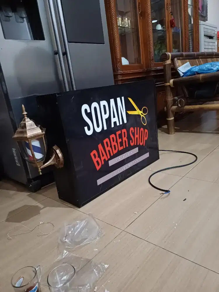 DI BUTUHKAN TUKANG CUKUR . PANGKAS RAMBUT . SOPAN BARBER SHOP