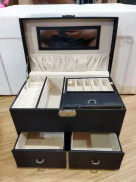 Box perhiasan kondisi bagus