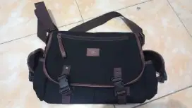 TAS SELEMPANG WARNA HITAM CANVAS BARU
