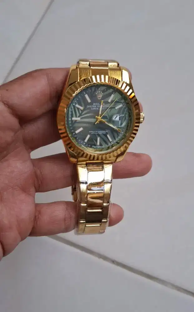 Jam tangan warna gold