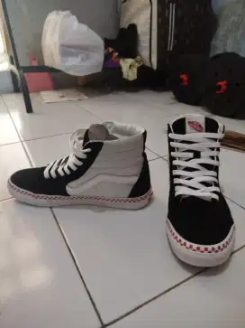 Sepatu vans sk8 hi van doren special black true white