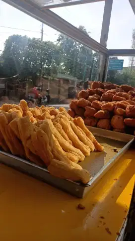 Karyawati untuk jaga gorengan