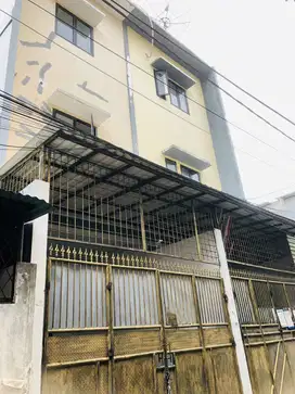 DIJUAL RUMAH SECOND KAWASAN JELAMBAR DEKAT DENGAN KULINER