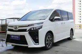 TDP 30Jt Toyota Voxy 2.0 Bensin-AT 2017 Hitam /