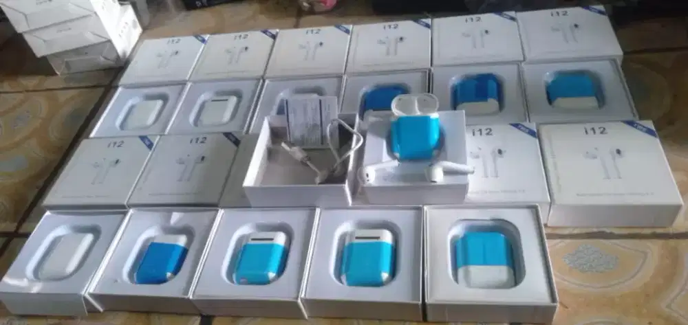 Ada 12 unit head set bluthut masa kini brg baru hrg murah selg ada cpt