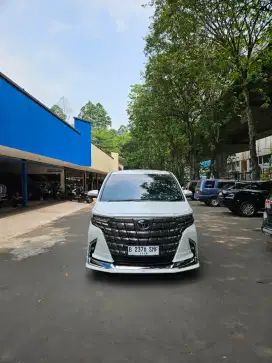 Toyota Alphard Hybrid Modelista