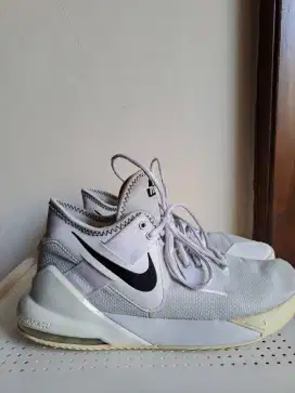 Sepatu basket NIKE