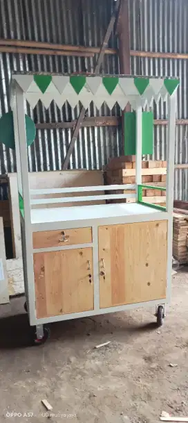 Grobak serba guna jualan es