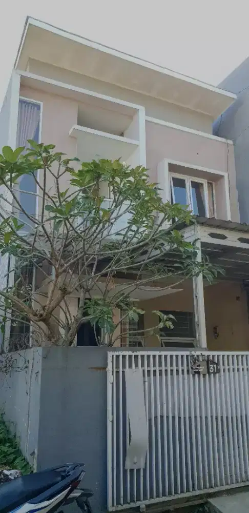 Disewakan /jual Rumah  2 lantai  di arcamanik endah