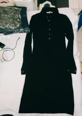 Gaun Lengan Panjang Hitam