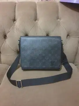 Mulus.authentic tas selempang .messenger louis vuitton .lv