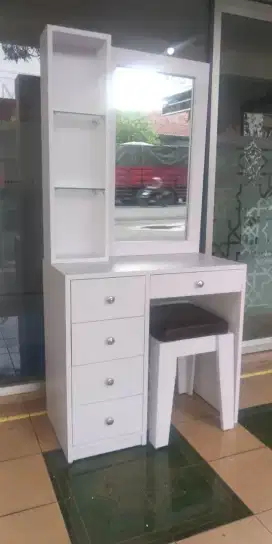 Meja rias minimalis