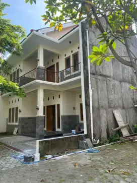 Jual 2 rumah halaman luas lokasi makamhaji luas 1053mtr hrg 5,5Myd neg